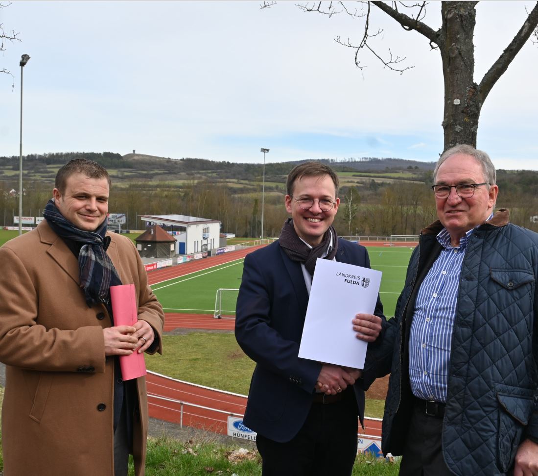 Investitionen auf der Rhönkampfbahn – Erste Kreisbeigeordnete Frederik Schmitt übergibt Förderbescheid in Höhe von 30.800 Euro