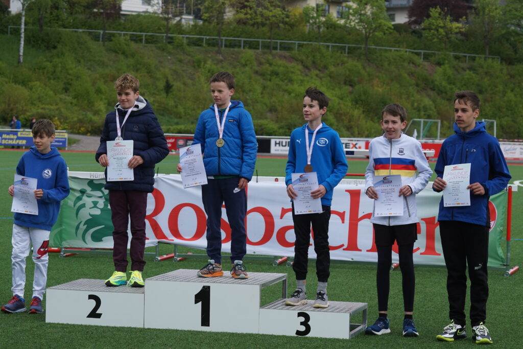 Felix Veith auf dem Treppchen ganz oben. Etwas Grün unter der warmen Jacke schuat schon hervor -)!