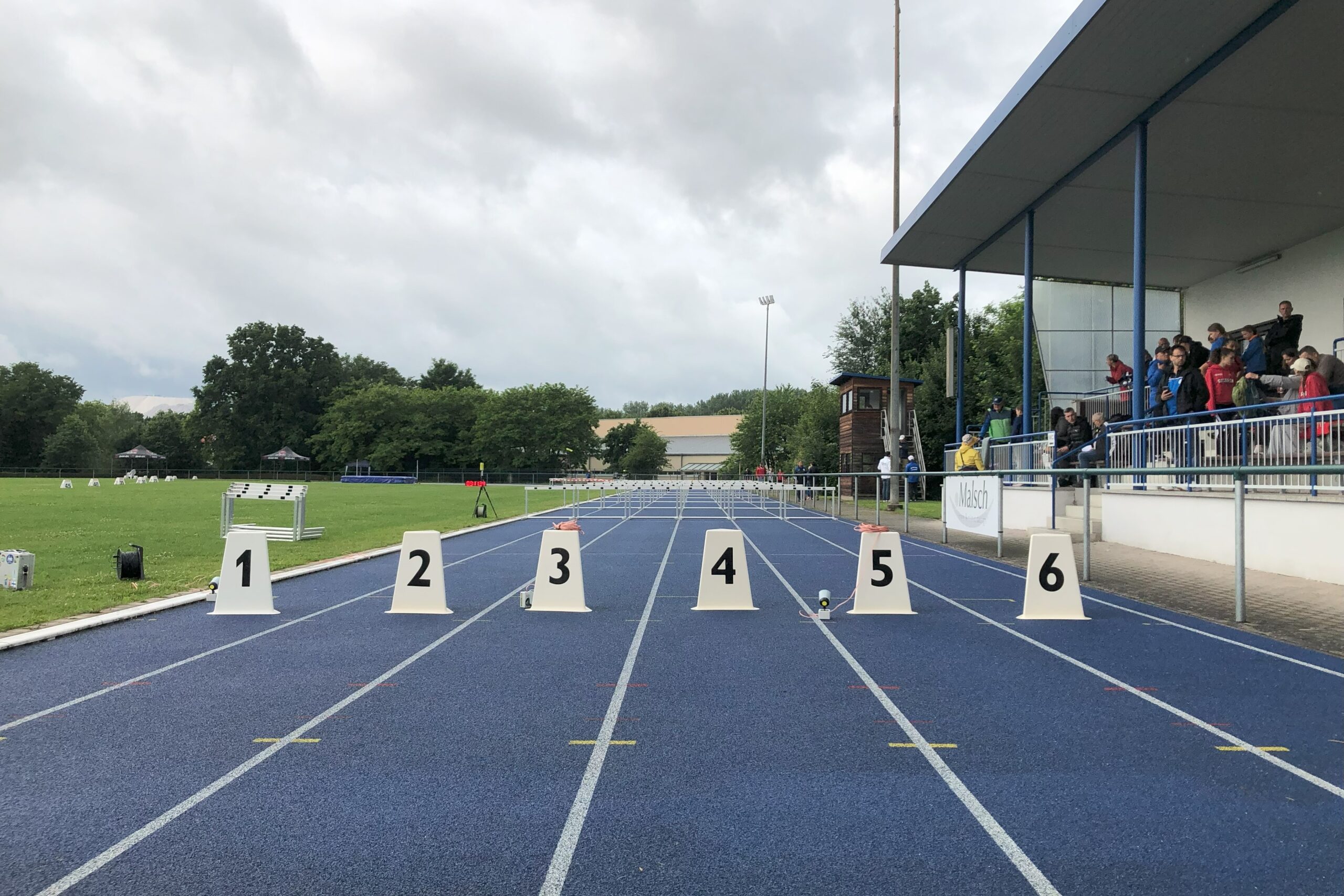 Hünfelder Leichtathleten trotzen wechselhaftem Wetter und überzeugen in Obersuhl