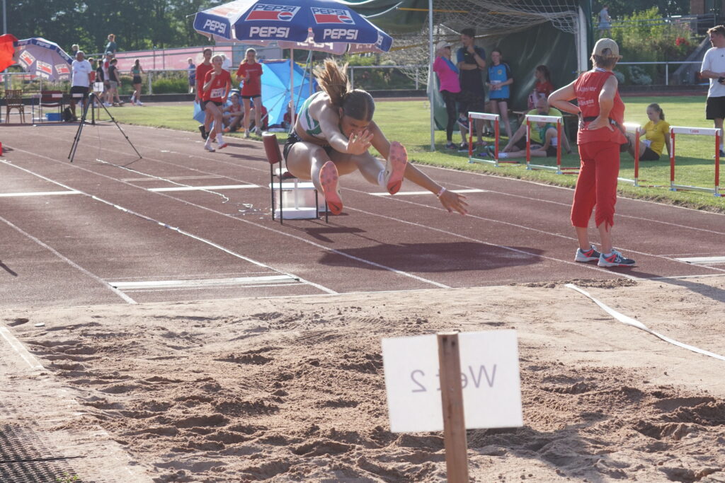 Abendsportfest in Bebra – Auch wir können 5 Meter! – Lea Dostal im Weitsprung mit fantastischem Leistungssprung